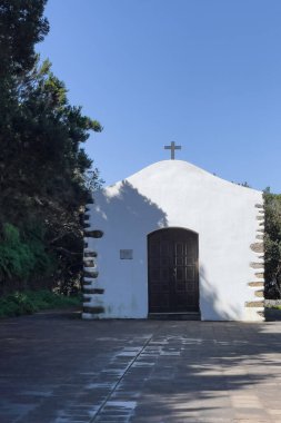 İspanya, La Gomera, Epina korosunun büyülü pınarlarında küçük bir şapel.