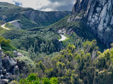 La Gomera İspanya 'nın güzel dağlık manzarasında güneşli bir gün.