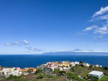 La Gomera 'daki güzel küçük köy Agulo, ufukta Tenerife adasını görebilirsiniz.