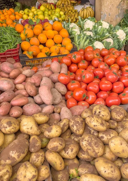 市場でカラフルな様々な野菜 — ストック写真