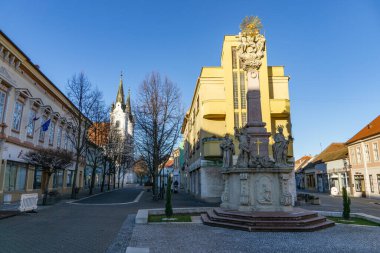 Slovakya 'nın Komarno kentinde güneşli bir günde Üçlemeci sütunu