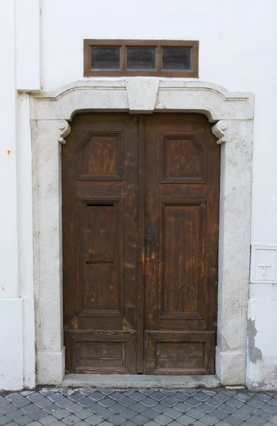 Slovakya Komarno Eski Aşınmış Ahşap Kapı — Stok fotoğraf