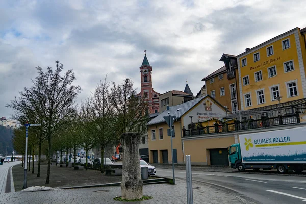 Passau Daki Tuna Nehri Nin Kıyısında Çok Bulutlu Bir Günde — Stok fotoğraf