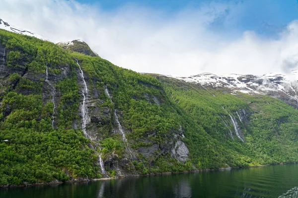 노르웨이 피오르에 눈덮인 산봉우리와 폭포가 아름다운 — 스톡 사진