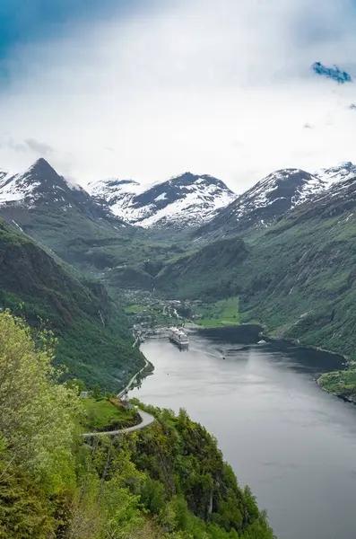 Geiranger Fjord 'un güzel manzarası ve Adlerkehre' den Geiranger kasabası, 4 Haziran 2022 'de demir atmış bir yolcu gemisiyle.