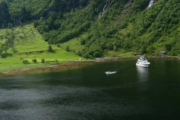 挪威Geiranger Fjord的一艘游艇 — 图库照片