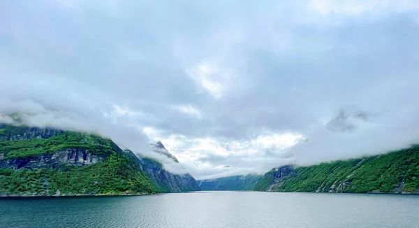 Fiordes Bonitos Dia Nublado Noruega — Fotografia de Stock