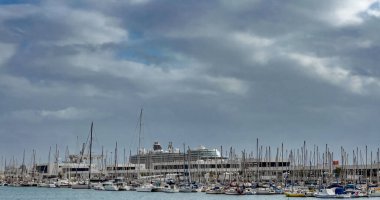 Lanzarote limanında, arka planda küçük yelkenli tekneleri ve bir yolcu gemisiyle, Arrecife, İspanya, 23 Şubat 2023