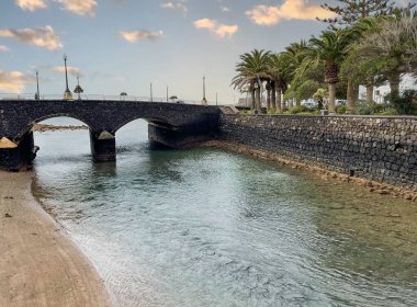 Denize akan küçük bir nehrin üzerindeki köprü.