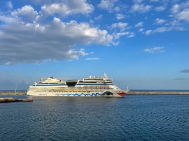 Yolcu gemisi AIDAsol, Arrecife, Lanzarote, İspanya limanından 23 Şubat 2023 'te ayrılıyor.