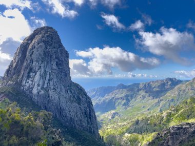 İspanya 'nın La Gomera kentindeki Alto de Garajonay ile güzel bir dağ manzarası.