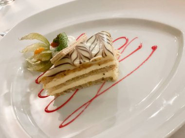 Lezzetli pasta, beyaz tabakta çok güzel sunuluyor.