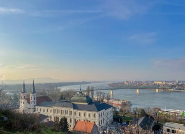 Macaristan 'ın güneşli bir gününde Esztergom' da Tuna Nehri manzarası