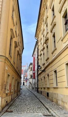Slovakya 'nın Bratislava kentindeki dar bir sokak.