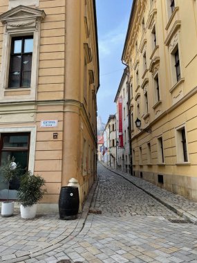 Slovakya 'nın Bratislava kentindeki dar bir sokak.