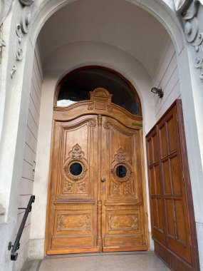 Eski oyma ahşap bir bina kapısı 