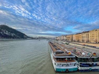 28 Aralık 2022 'de Macaristan' ın Budapeşte kentindeki Tuna Nehri 'nde yan yana iki nehir gezisi gemisi.