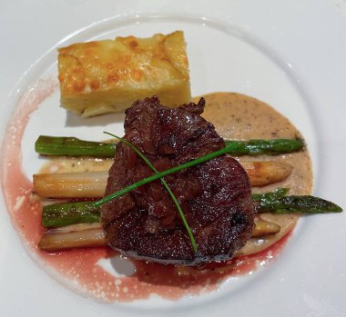 bir restoranda lezzetli bir yemek