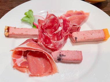 Beyaz tabakta farklı sosisler.