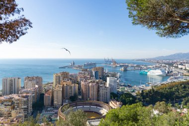 İspanya kıyı kasabası Malaga 'nın Panoraması güneşli bir günde, 21 Kasım 2023, Malaga, İspanya
