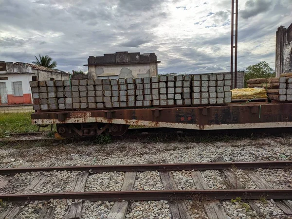 Verlassener Eisenbahnwaggon Mit Zugbindungen Beladen — Stockfoto