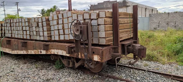 Opuszczony Wagon Kolejowy Załadowany Krawatami Kolejowymi — Zdjęcie stockowe