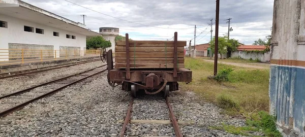 放棄された列車の車は鉄道関係でロードされます — ストック写真