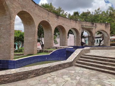 bir meydanda kemerler