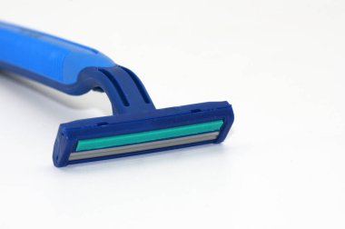 Tek kullanımlık jilet beyaz arkaplanda kesilmiş               