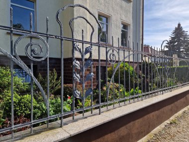 Evi ve bahçeyi korumak için metal çitler.
