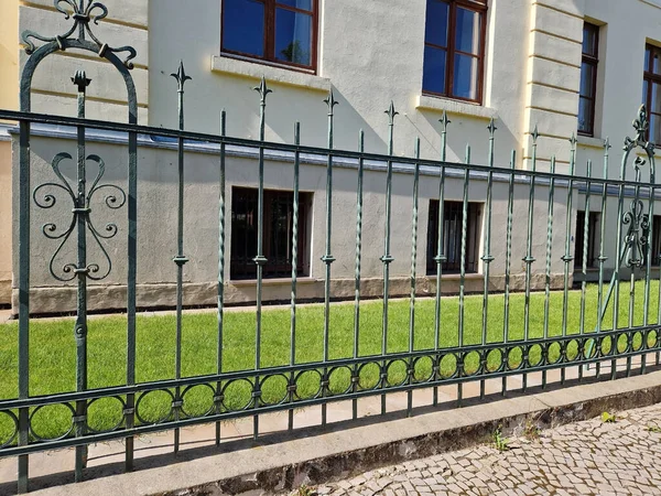 Μεταλλικός Φράχτης Για Προστασία Σπιτιού Και Κήπου Φωτογραφία Αρχείου