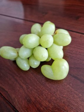 Ahşap masada üzümlü kalp