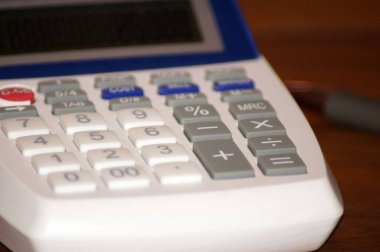 Tarafsız bir arkaplanda izole edilmiş makine hesaplanıyor