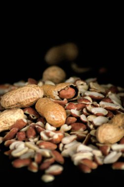 siyah arka plan üzerine izole fıstık