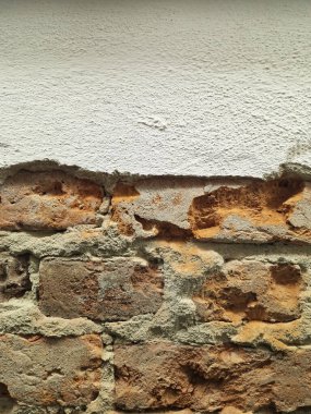 Duvarda yara bandı var.