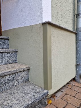 Girişteki duvarda korkuluk var.