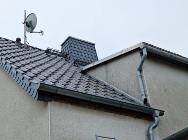 Bacası olan bir apartmanın çatısında.