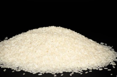 Siyah arkaplanda izole edilmiş pirinç tanelerinin yakın çekimi