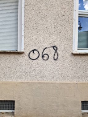 Evin duvarına graffiti çiziyorsun.