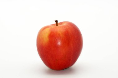 Beyaz arka planda izole edilmiş bir elma yemek.