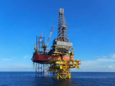 Güzel bir sondaj kulesi manzarası ve açık mavi bir arka planı var. Offshore petrol sanayi fotoğrafçılığı