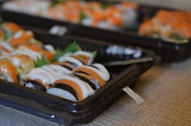 Çeşitli Japon yemekleri yakından izlenir. Asya suşisi servis edildi. Makro pozu yakın çekim. Japon deniz ürünleri restoranı. Pirinçli taze somon balığı. Geleneksel Japon yemekleri.