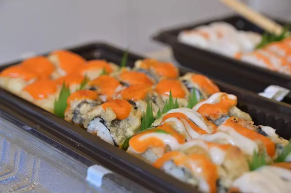 Çeşitli Japon yemekleri yakından izlenir. Asya suşisi servis edildi. Makro pozu yakın çekim. Japon deniz ürünleri restoranı. Pirinçli taze somon balığı. Geleneksel Japon yemekleri.