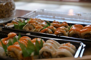 Çeşitli Japon yemekleri yakından izlenir. Asya suşisi servis edildi. Makro pozu yakın çekim. Japon deniz ürünleri restoranı. Pirinçli taze somon balığı. Geleneksel Japon yemekleri.