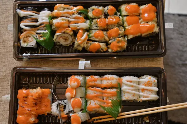 Çeşitli Japon yemekleri yakından izlenir. Asya suşisi servis edildi. Makro pozu yakın çekim. Japon deniz ürünleri restoranı. Pirinçli taze somon balığı. Geleneksel Japon yemekleri.