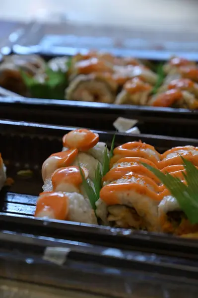Çeşitli Japon yemekleri yakından izlenir. Asya suşisi servis edildi. Makro pozu yakın çekim. Japon deniz ürünleri restoranı. Pirinçli taze somon balığı. Geleneksel Japon yemekleri.