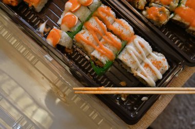 Çeşitli Japon yemekleri yakından izlenir. Asya suşisi servis edildi. Makro pozu yakın çekim. Japon deniz ürünleri restoranı. Pirinçli taze somon balığı. Geleneksel Japon yemekleri.