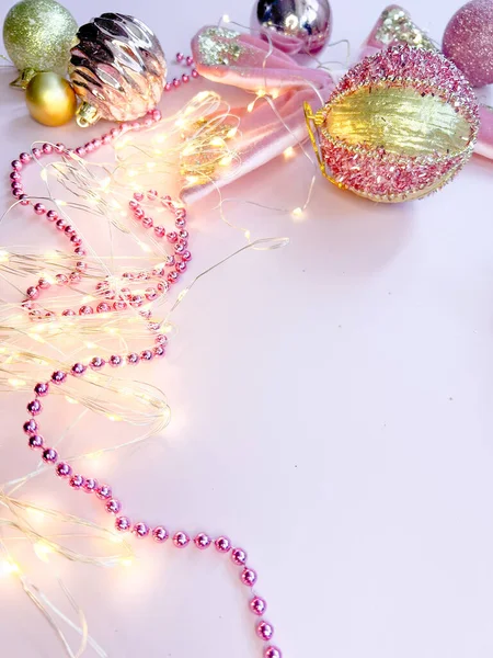 粉红和金色的圣诞镜框装饰 案文的篇幅 — 图库照片