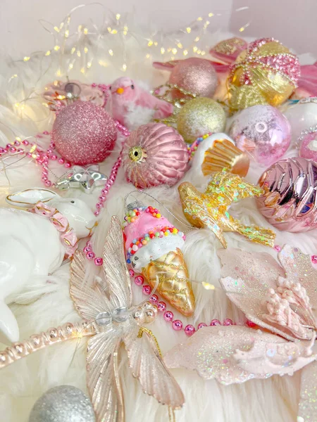 Composición Navideña Bolas Navidad Rosa Oro Decoraciones Fondo Plano Vista —  Fotos de Stock