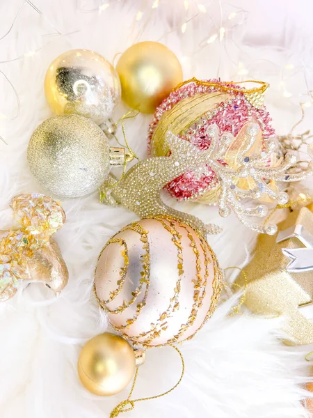 Composición Navideña Bolas Navidad Rosa Oro Decoraciones Fondo Plano Vista —  Fotos de Stock